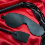 eroticne fantazije bdsm oprema na rdeci svili