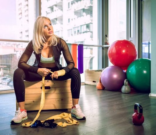 Milfa telovadi za seksi postavo