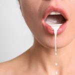 pozresnica_mleko_v_ustih